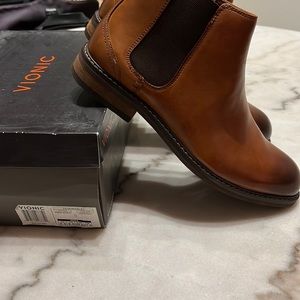 New In Box! Vionic Men’s Bowery Kingsley Chelsea Boot